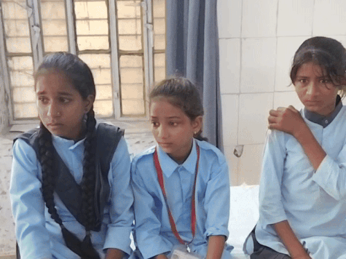 घायल हुए बच्चों को रेण सीएचसी ले जाया गया। अधिकांश बच्चों के हल्की चोट आई है।