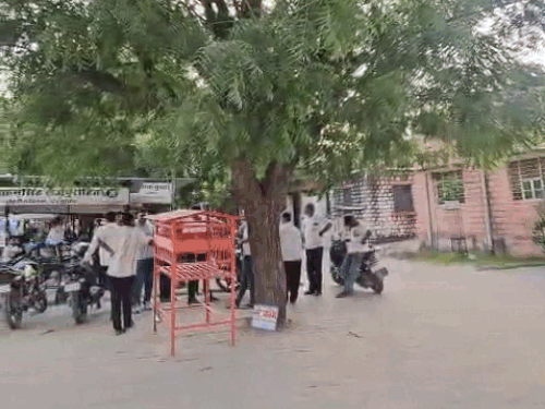 एसीबी टीम की कार्रवाई की सूचना के बाद एसडीएम ऑफिस के बाहर मौजूद भीड़