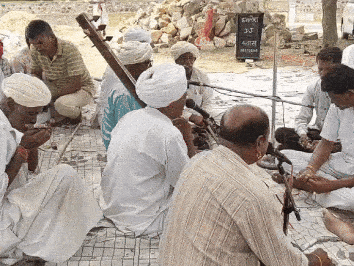 किसानो ने बारिश के लिए किए भजन कीर्तन।