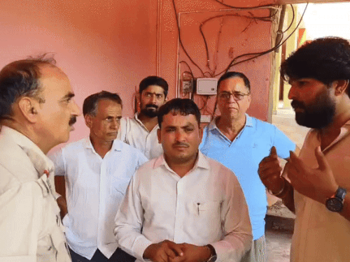 मौके पर पहुंची पुलिस ने मामले को लेकर पूछताछ की।