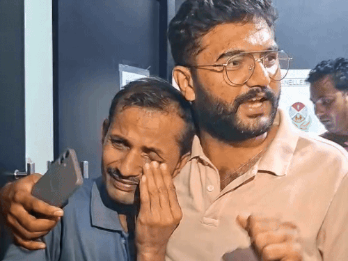 बच्चे की मौत के बाद हॉस्पिटल में बिलखते परिजन को सांत्वना देते समाज के विरेंद्र सिंह राजपुरोहित।