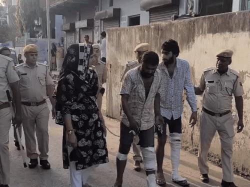 एक महिला बदमाश से मिलने पहुंच गई। जिसे पुलिस ने हटाया।