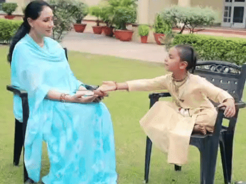 पांच साल के बाल भागवत ब्रह्मचारी ने उपमुख्यमंत्री दीया कुमारी को चिंता मुक्त रहने के तरीके भी बताए।