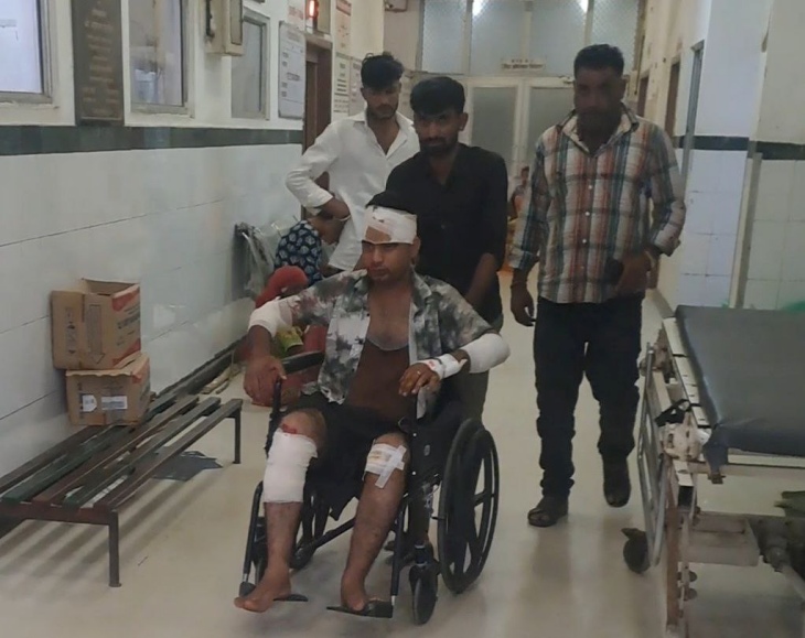 मवेशी से टकराने से घायल हुए युवक को आवश्यक जांचें करवाने के लिए ले जाते हुए।