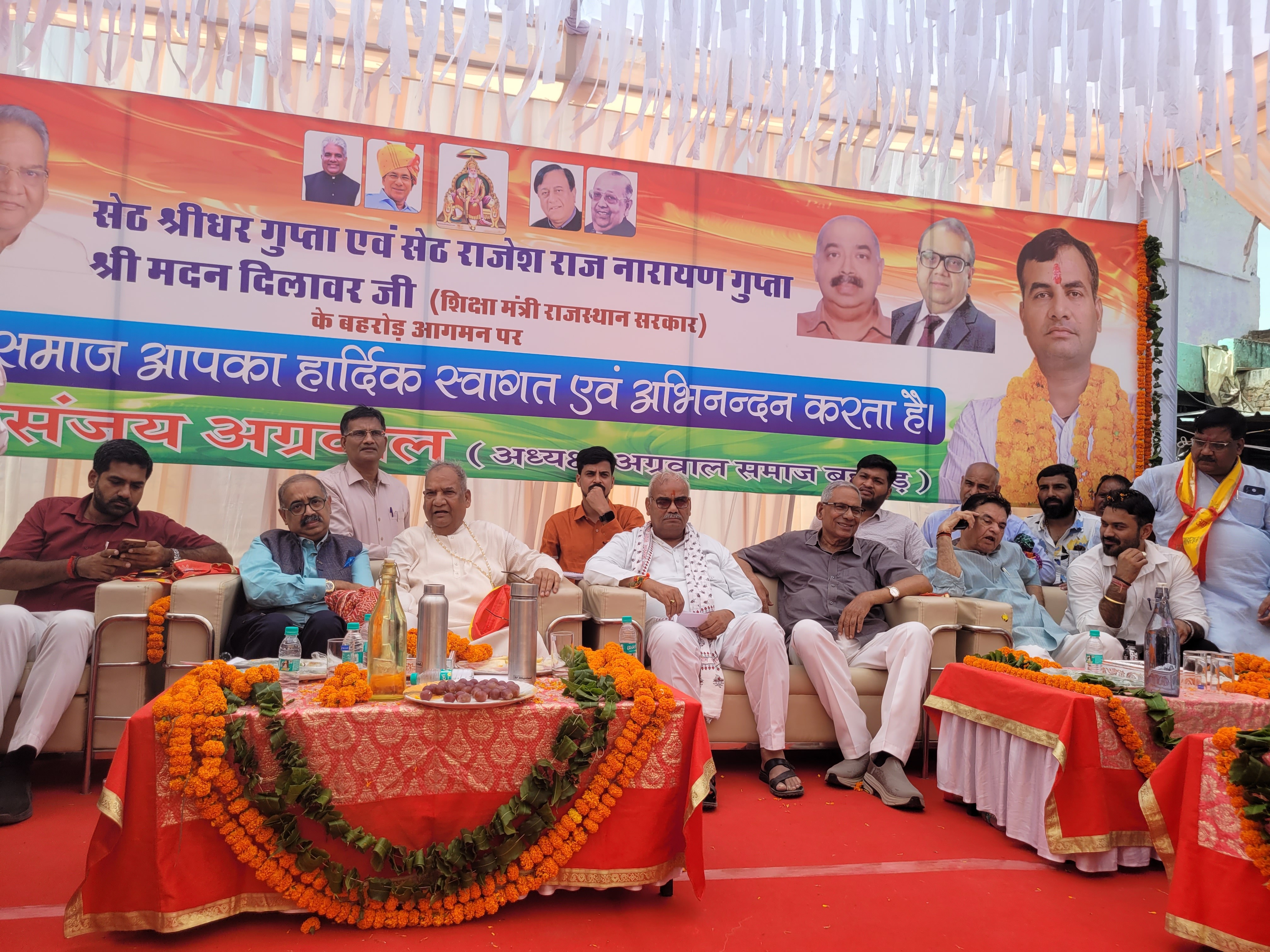 मंच पर शिक्षा मंत्री के साथ बहरोड़ विधायक जसवंत यादव, भामाशाह श्रीधर गुप्ता और राजेश नारायण मौजूद थे।