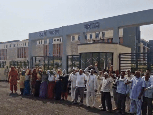 गांव कोरियावस में बने मेडिकल कॉलेज के बाहर प्रदर्शन करते लोगों की फाइल फोटो