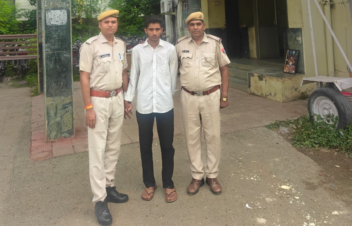 पुलिस की गिरफ्त में रेप का आरोपी निंबाहेड़ा निवासी भूपेंद्र पुष्करण।