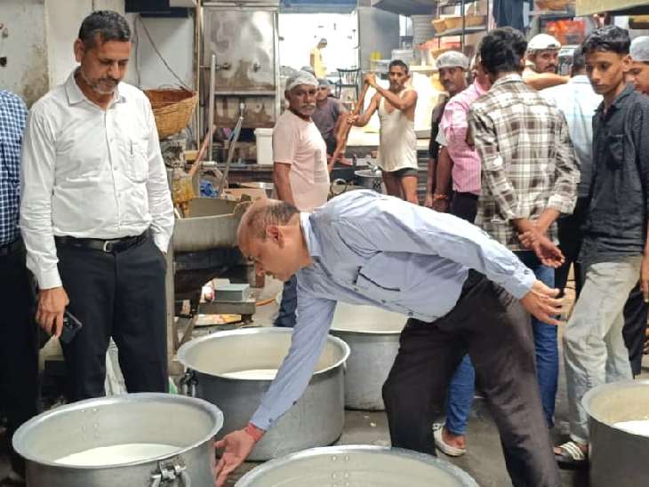 सरवरिया स्वीट्स पर दूध की जांच करते FDA के अधिकारी