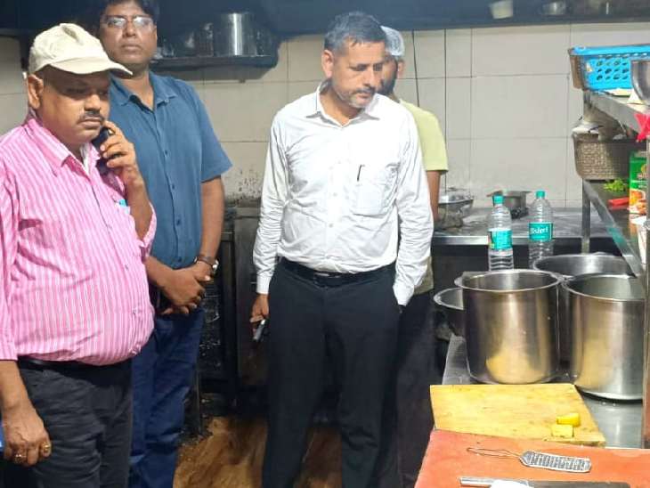 श्रीनाथ होटल के किचन का निरीक्षण करते अधिकारी