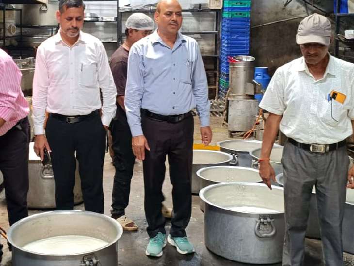 दूध की सैम्पलिंग कराते FDA अधिकारी