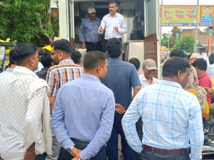 मोबाइल वैन से ग्राहकों को जागरूक करती FDA की टीम