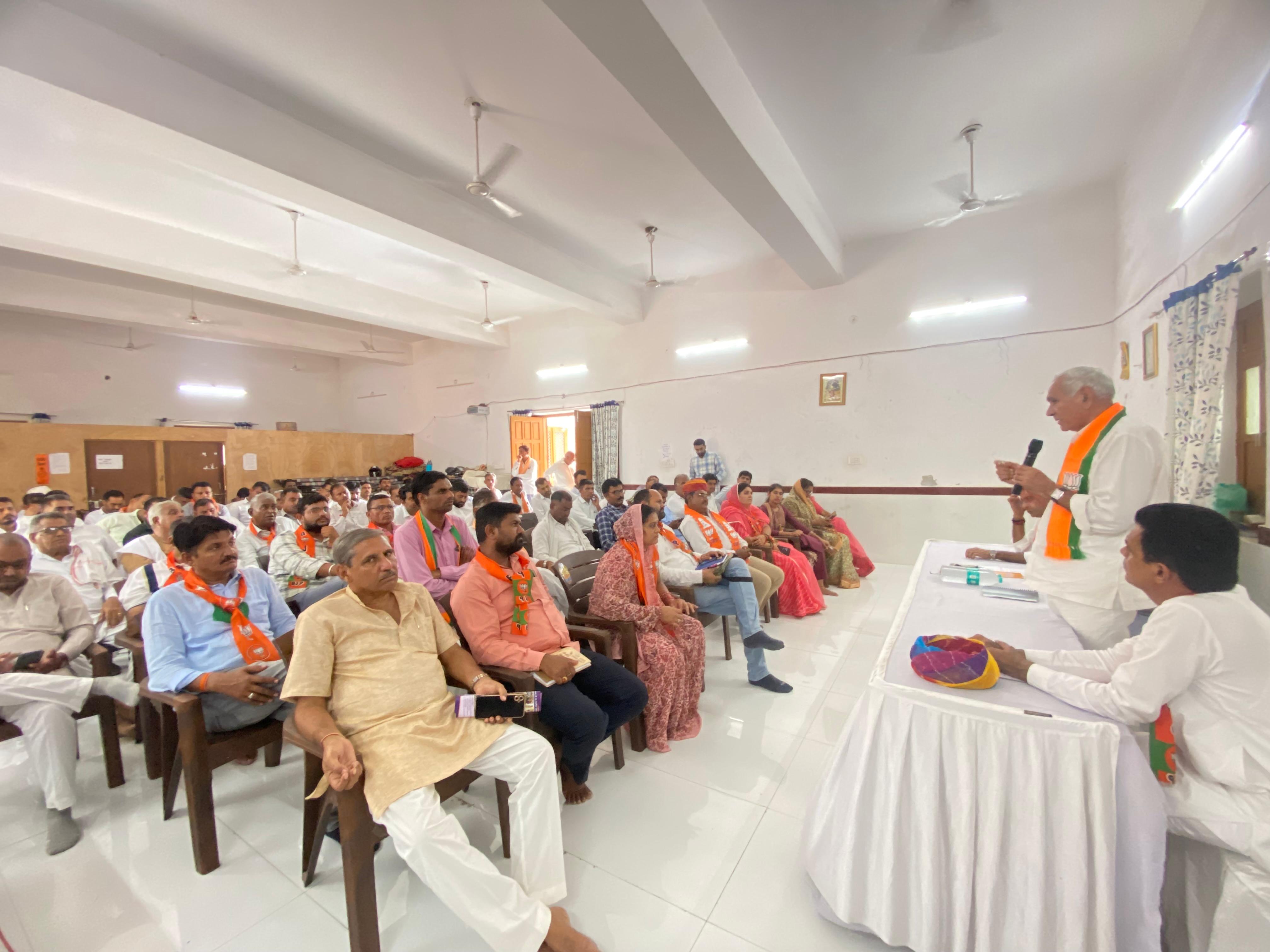 वर्कशॉप को पार्टी के कई नेताओं ने संबोधित किया।