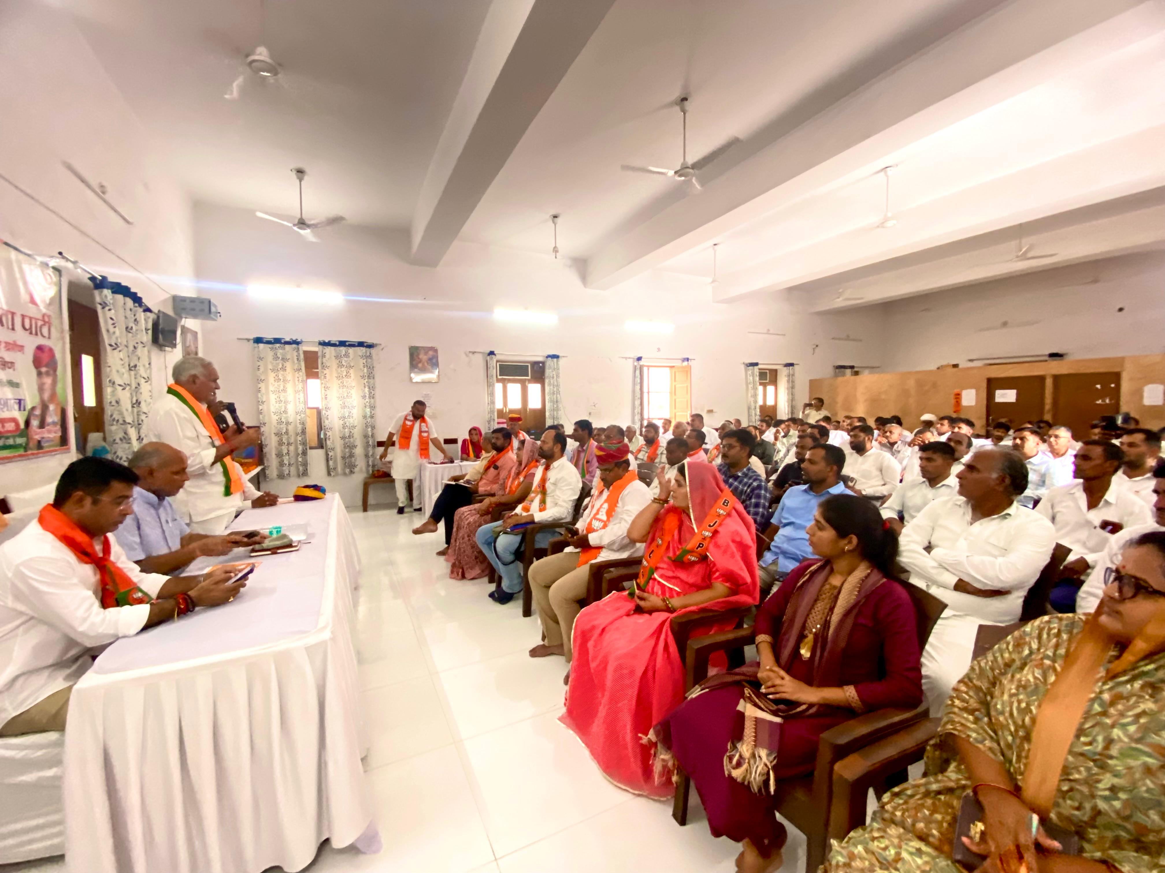 वर्कशॉप में उपस्थित नेता एवं कार्यकर्ता।