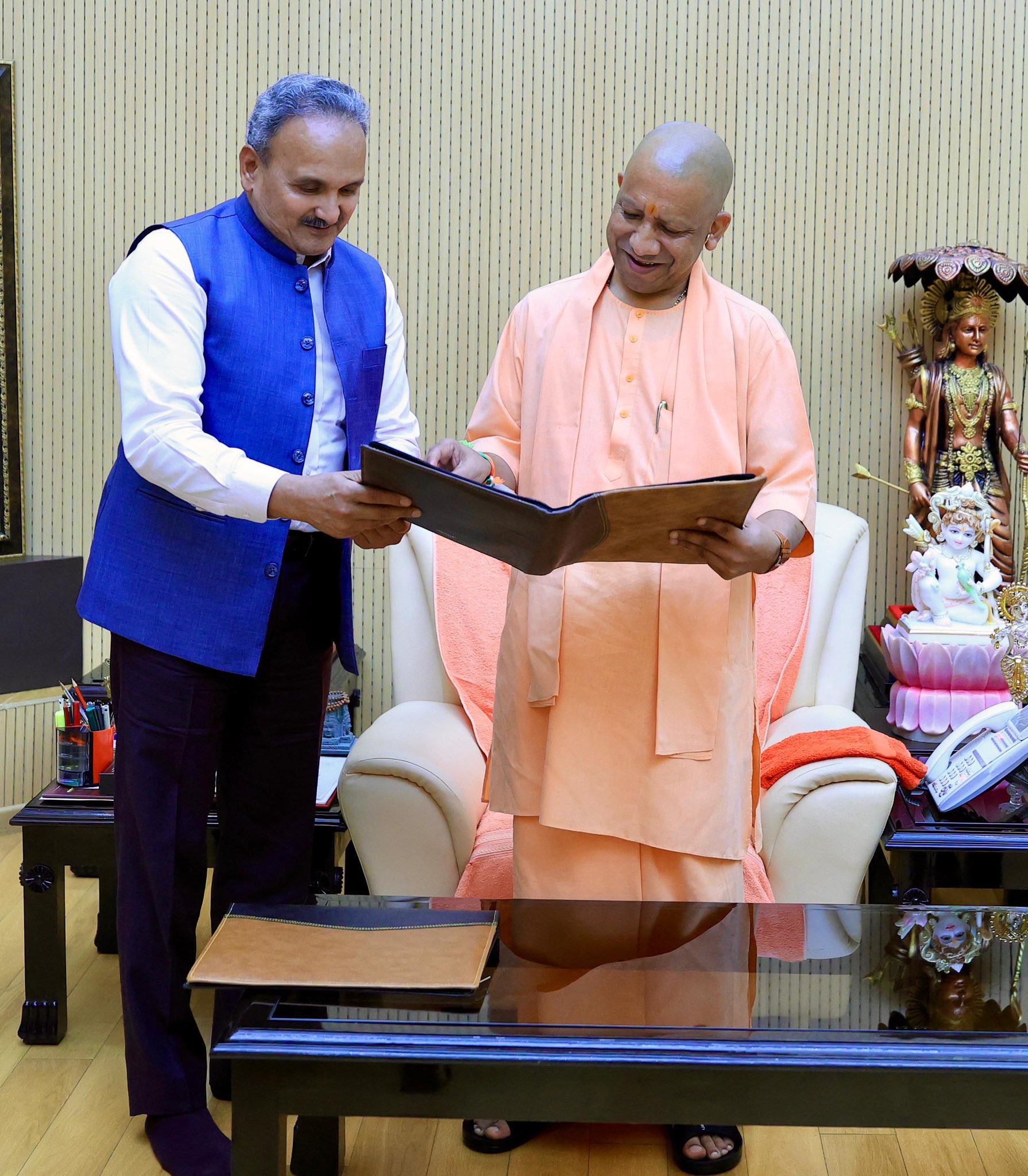 मुख्यमंत्री से मिलते UP T- 20 चेयरमैन डीएस चौहान।