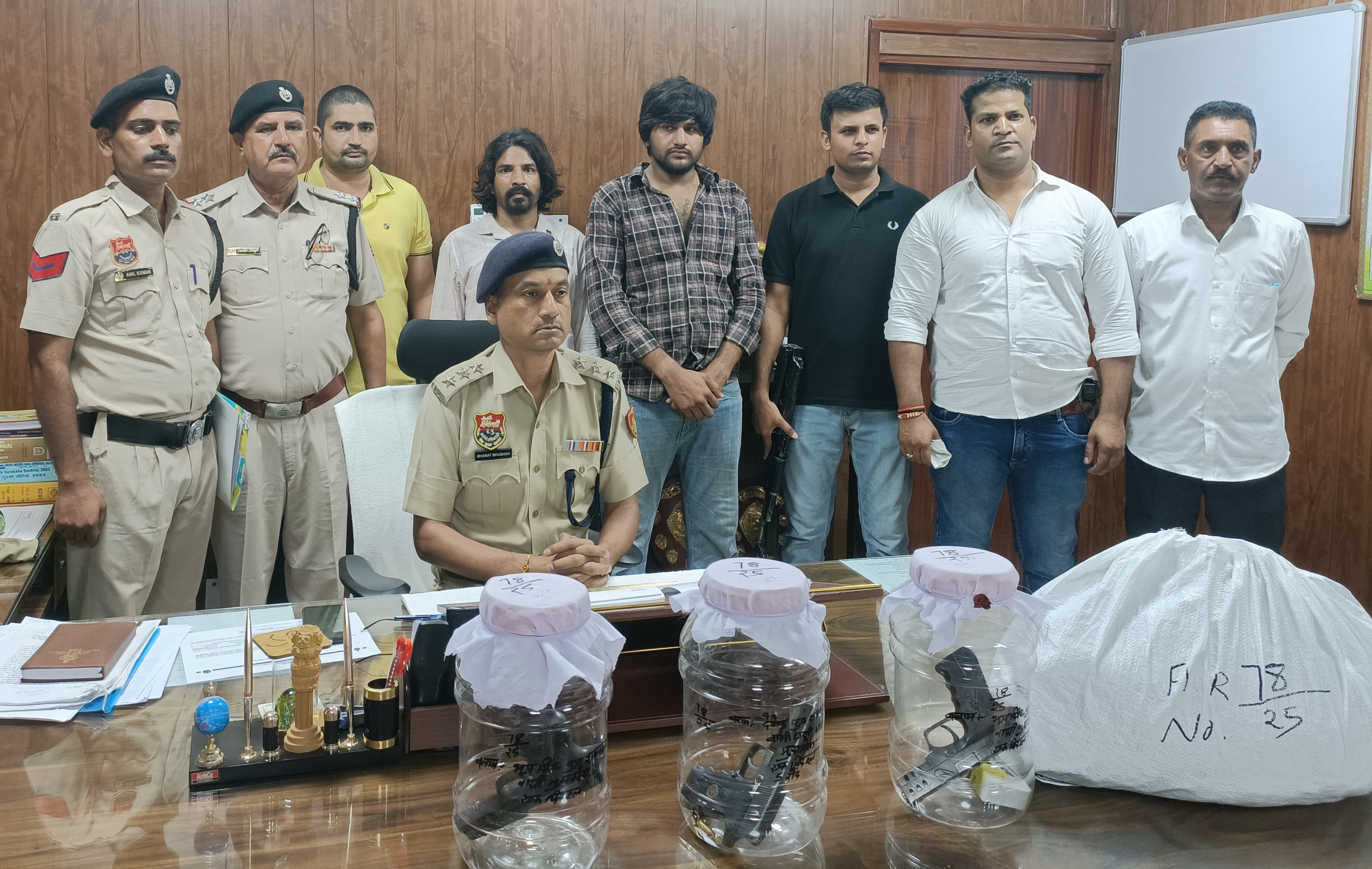 नारनौल में मीडिया से बात करते हुए डीएसपी