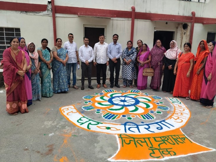 हर घर तिरंगा अभियान को गति देते कर्मचारी।