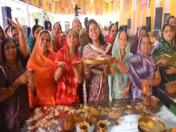 आचार्य जी की धर्मसभा में आरती उतारती महिलाएं ।