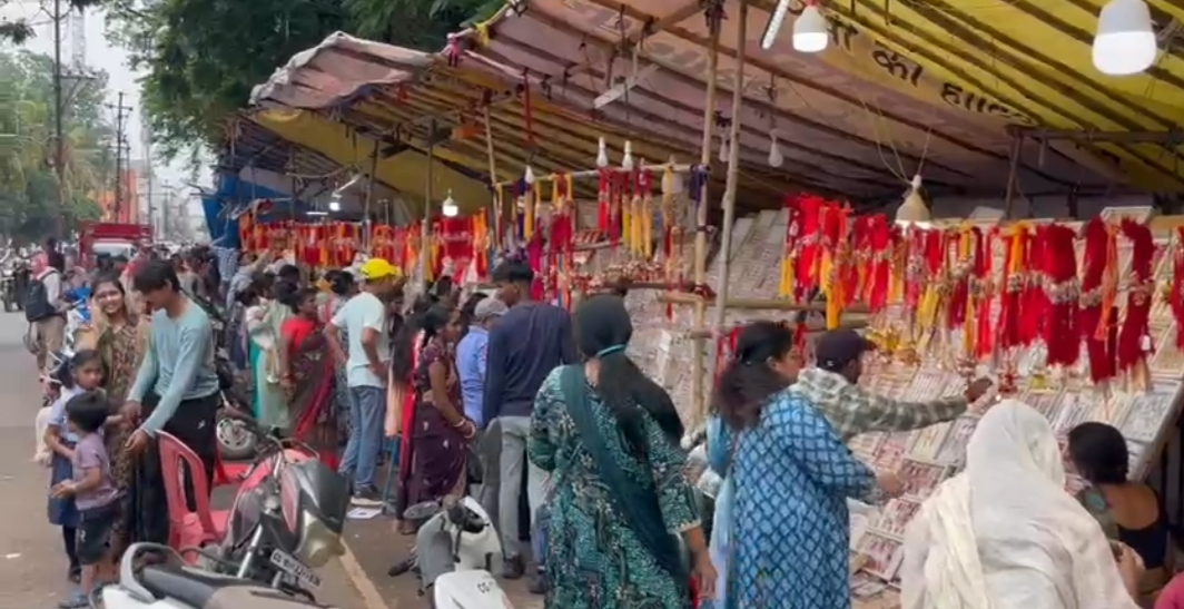 बाजार में सड़कों पर व्यापारियों का कब्जा, चरमराई ट्रैफिक व्यवस्था।