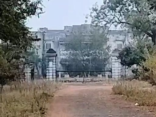 Bhopal's flag staff house, where Saif's childhood was spent. Saif and Kareena came here earlier.