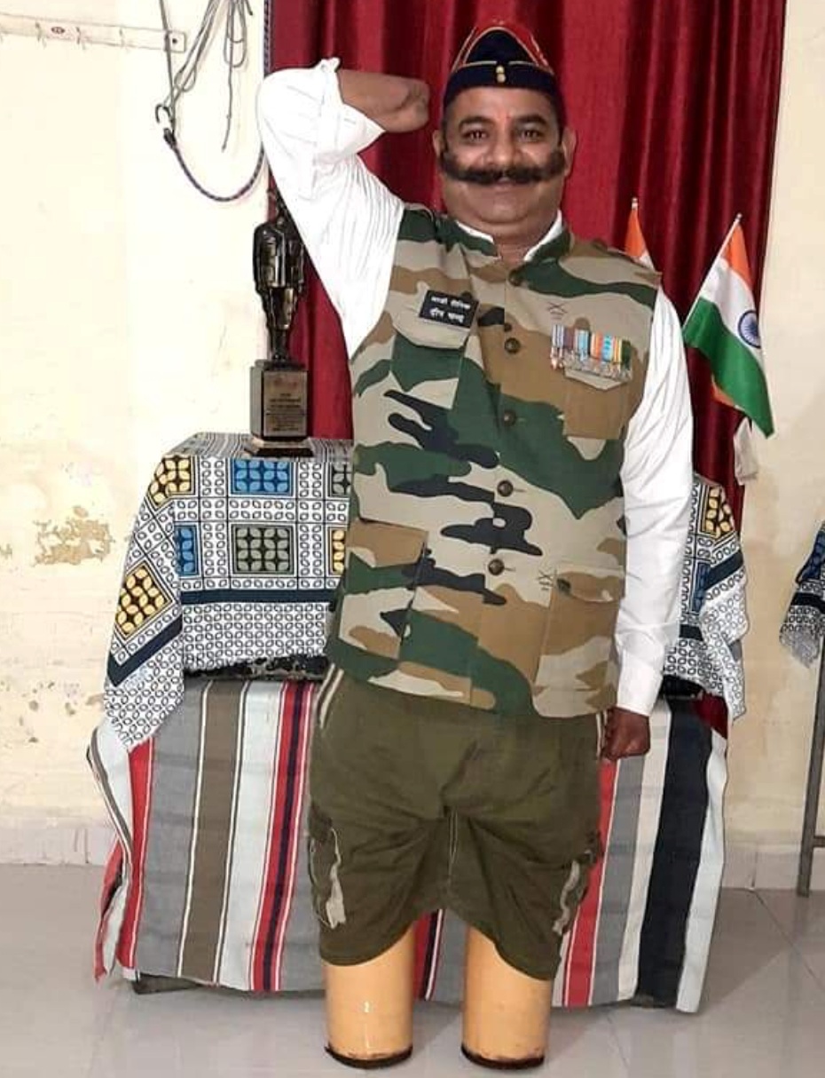 हिसार के रहने वाले लांसनायक दीपचंद अपना एक हाथ और दोनों पैर गंवा चुके हैं।