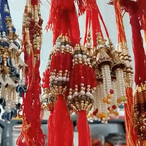 बाजार में रेशमी राखियां ट्रेंड में है