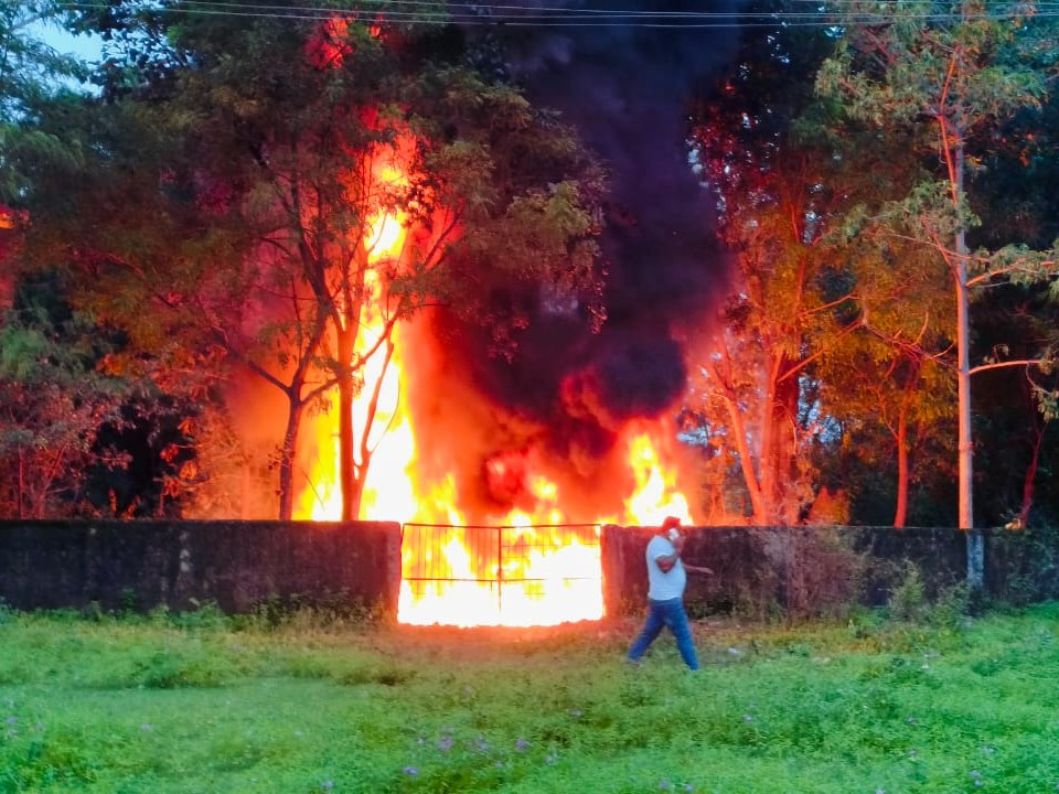 स्कूल परिसर में आग लगने के बाद लोगों में तफरा-तफरी मच गयाय़