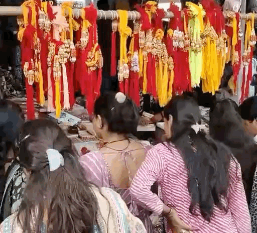 राखी की दुकान पर बड़ी संख्या में महिलाओं की भीड़ उमड़ रही है