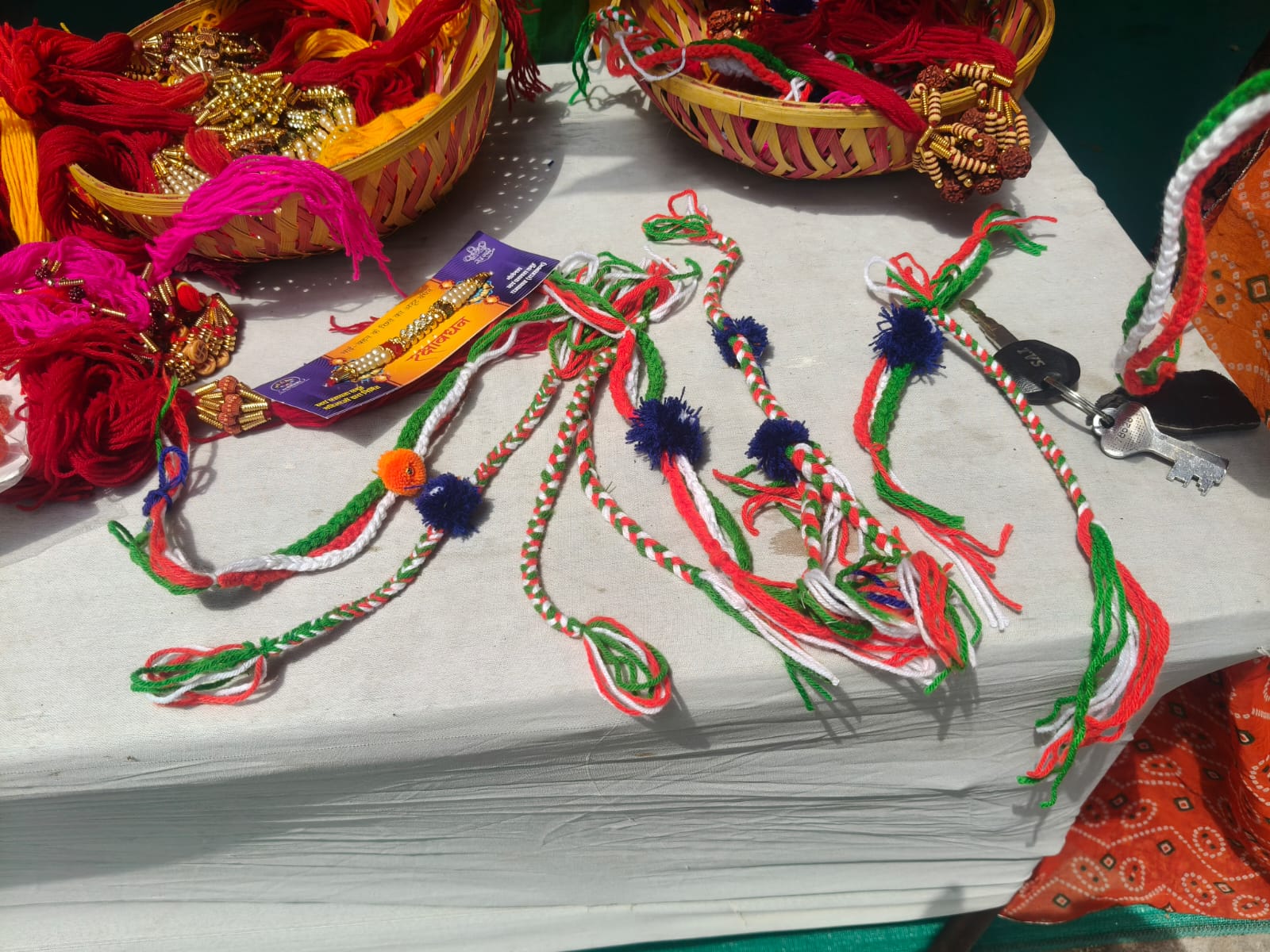 100 फीट रोड़ पर राजिविका द्वारा लगाए स्टॉल पर राखी।