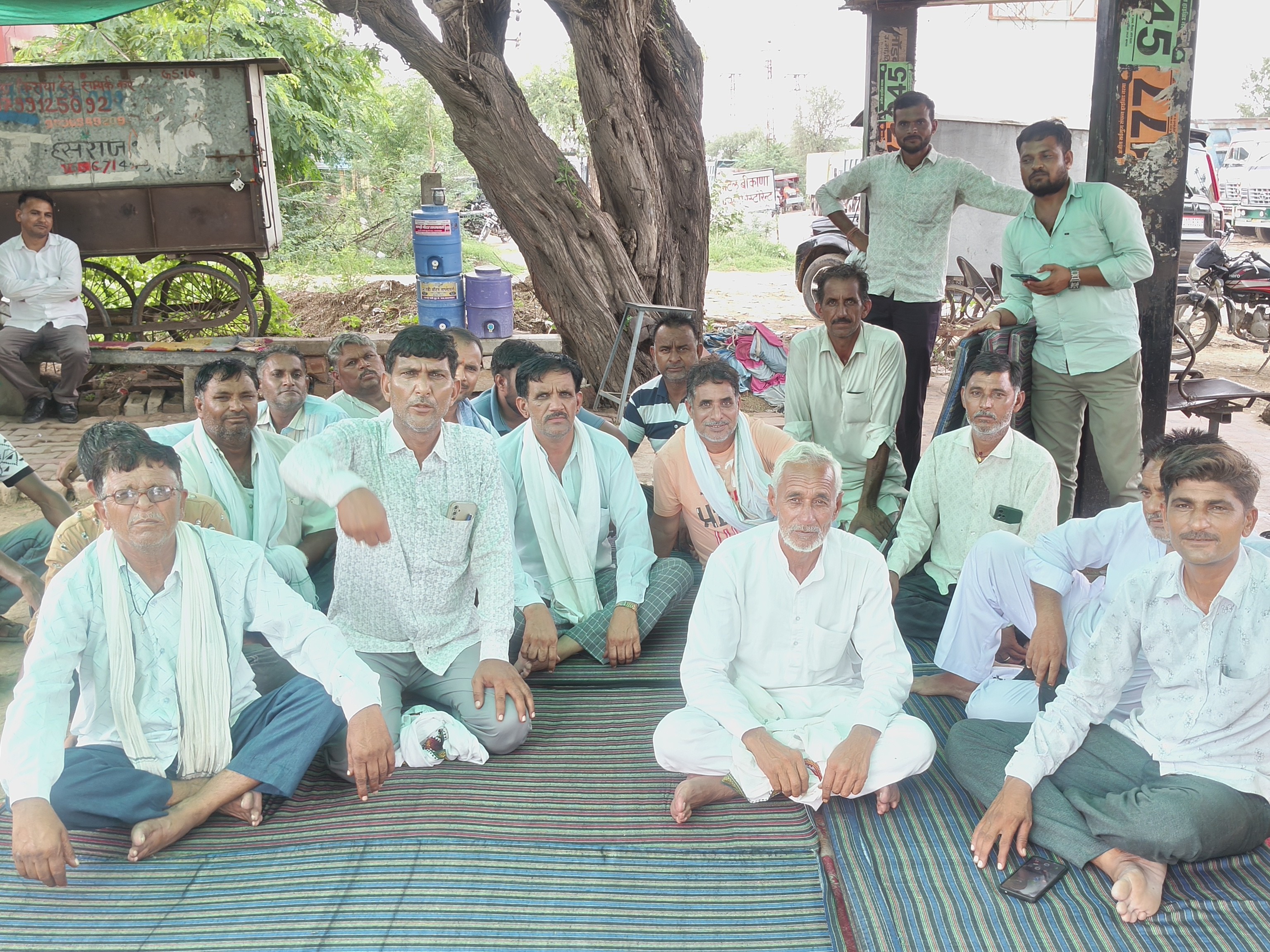 ट्रक यूनियन एसोसिएशन के सदस्यों ने मांगें नहीं मानने पर एसडीएम कार्यालय के सामने अनिश्चितकालीन धरना देने की चेतावनी दी है।