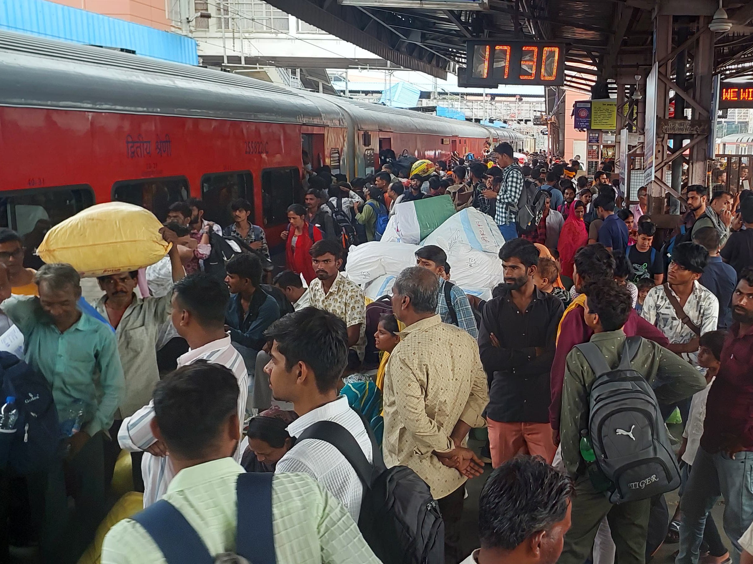 जयपुर रेल्वे स्टेशन पर यात्रियों की भीड़।