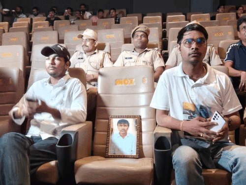 सिनेमा हॉलमध्ये कन्हैयालालसाठी एक जागा राखीव ठेवण्यात आली होती. कन्हैयाचा फोटो त्याच्या दोन्ही मुलांच्या मधोमध असलेल्या सीटवर ठेवण्यात आला होता.
