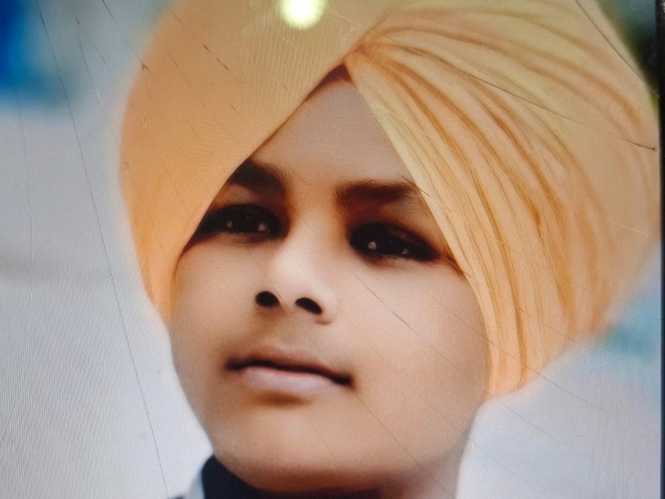 ट्रैक्टर के पीछे लगे मिक्सर के पलटने से एक नाबालिग की मौत हो गई। - Dainik Bhaskar