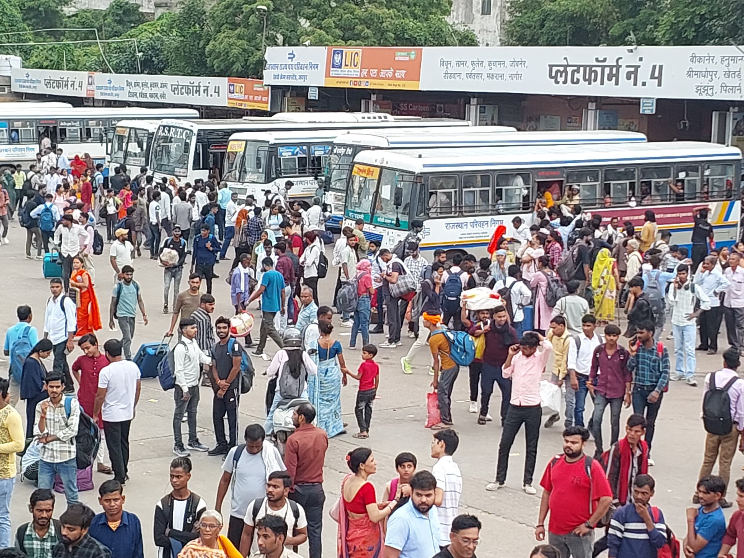 सिंधीकैंप बस स्टैण्ड पर यात्रियों की भीड़।