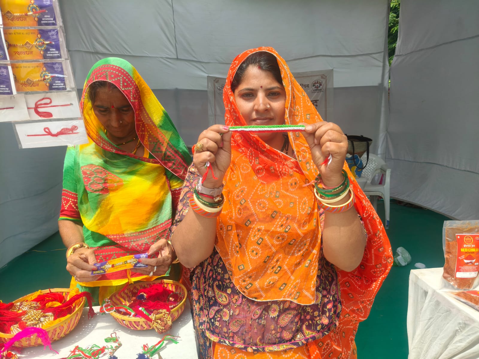 तिरंगा कलर के धागों की राखी की भी मार्केट में ज्यादा डिमांड रही।