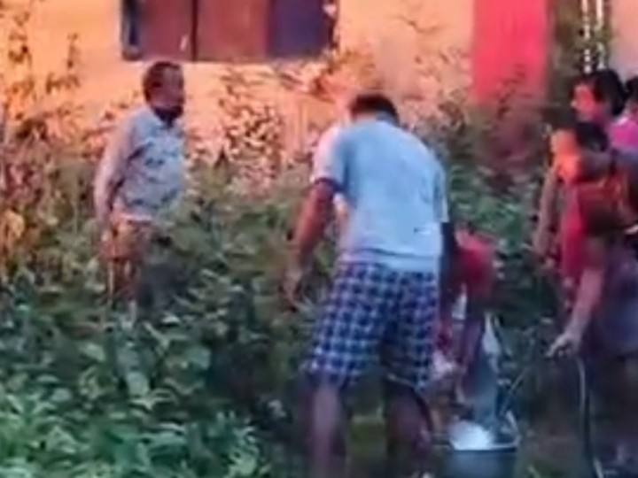 स्थानीय लोग भी बाल्टी से आग बुझाने की कोशिश में लगे रहे।