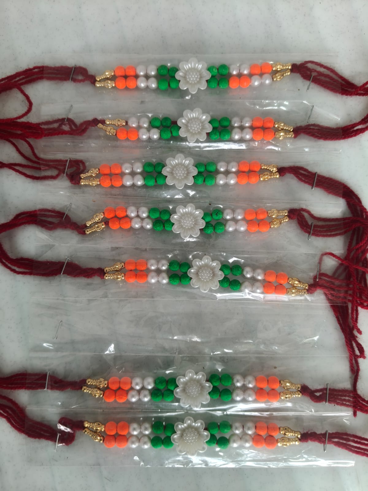 मोतियों की राखी की भी डिमांड रही बाजार में।