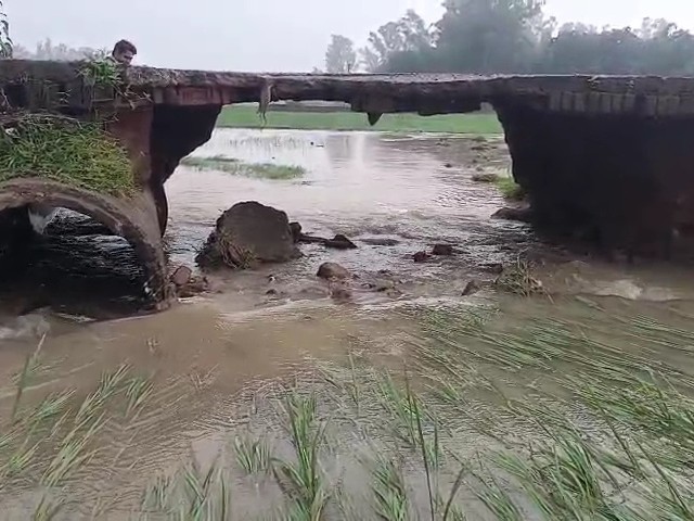 Road washed away due to continuous rain in Giridih
