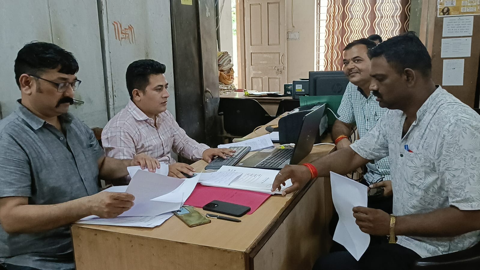मध्यप्रदेश हाउसिंग बोर्ड कार्यालय पहुंची थी लोकायुक्त पुलिस की टीम।