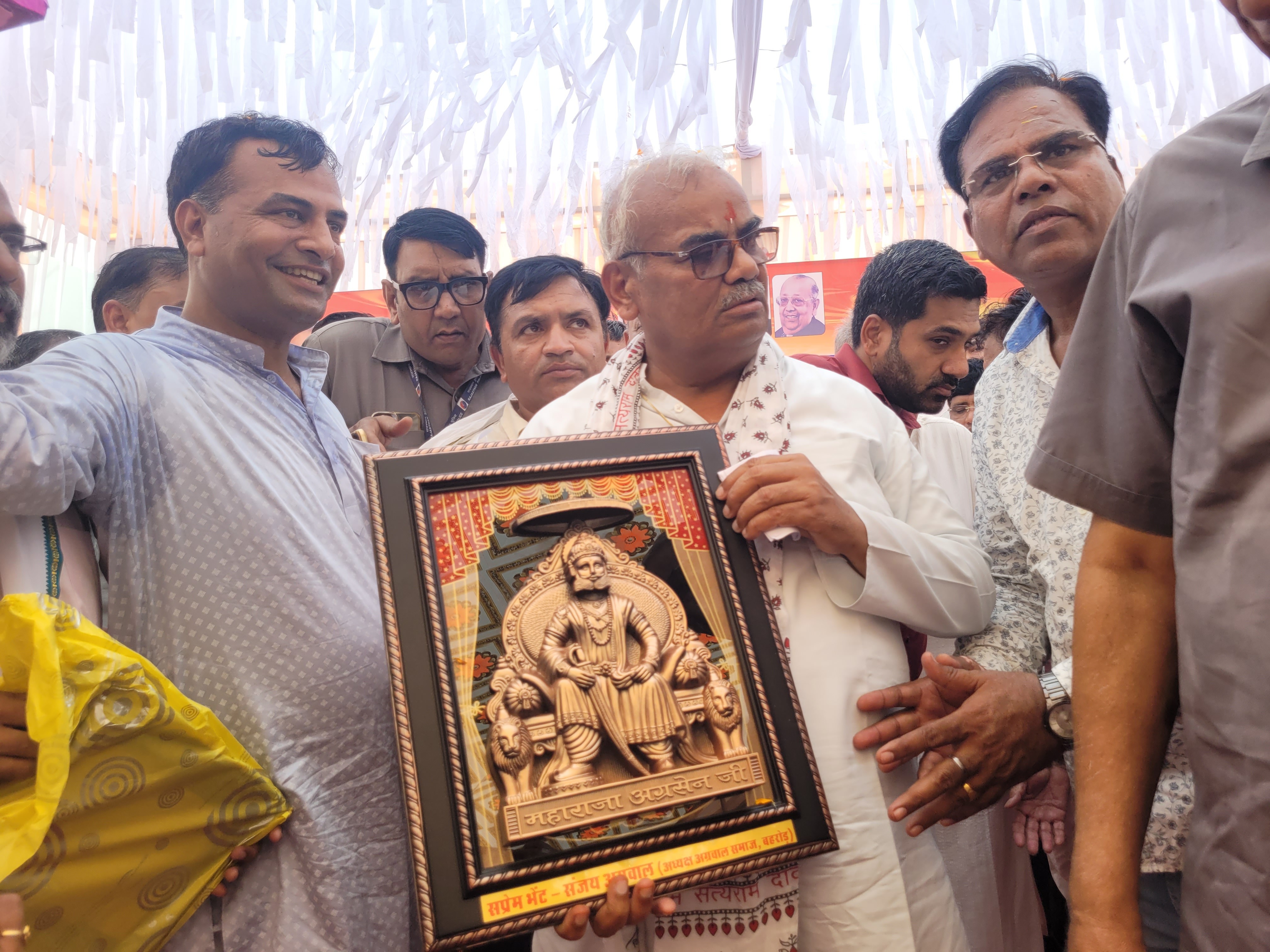 शिक्षा मंत्री को स्वागत के दौरान अग्रसेन महाराज की तस्वीर भेंट की गई।