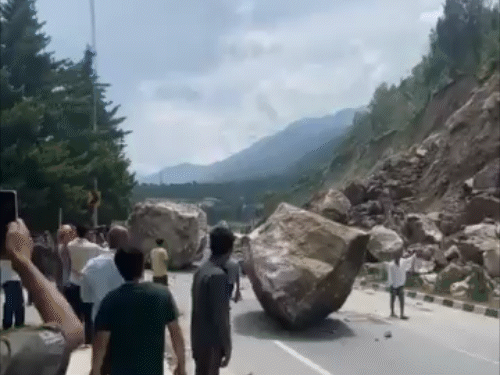 मंडी के झिंडी में कुल्लू-मनाली फोरलेन सड़क पर शुक्रवार को चट्टानें गिरीं, इससे रास्ता बंद हो गया।