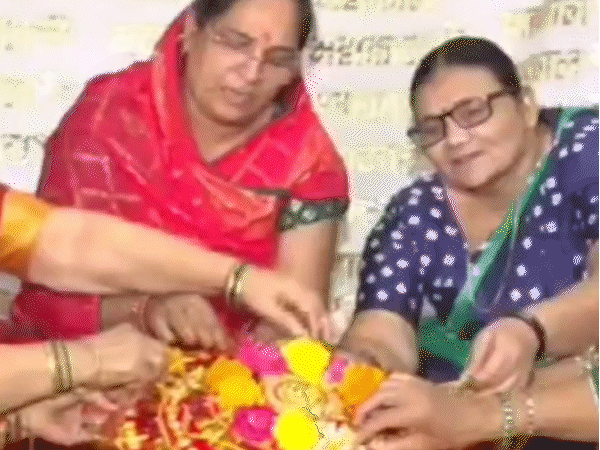 बाबा महाकालला बांधण्यात येणारी राखी मखमली, रेशमी धागा आणि मोत्यांपासून बनवली जात आहे.