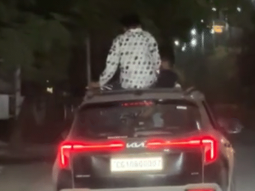 रायपुर में कार के सनरूफ पर सिगरेट पीकर मस्ती करते VIDEO सामने आया था।