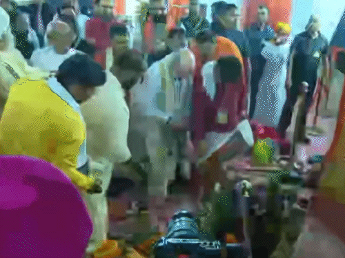 अमित शाह ने माता जानकी मंदिर की पहली ईंट रखी।