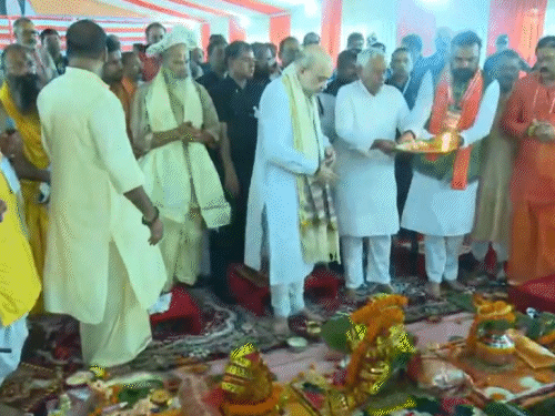 आरती करते अमित शाह, नीतीश कुमार और सम्राट चौधरी।