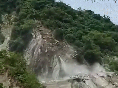 हिमाचल के मंडी में धर्मपुर-बनवारकलां-मढ़ी सड़क पर शुक्रवार को पहाड़ गिर गया।