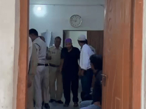 दिल्ली के एक युवक ने युवती का अश्लील वीडियो बनाकर सोशल मीडिया पर वायरल कर दिया।