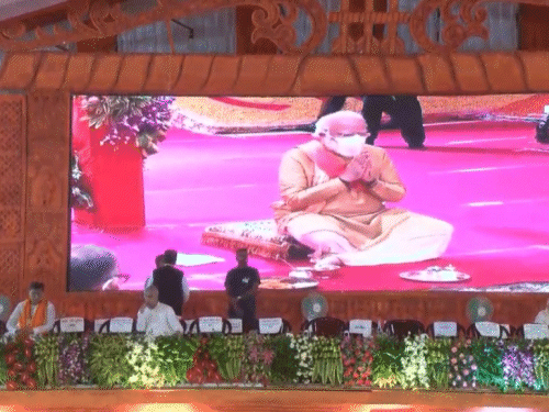 माता जानकी मंदिर के भूमिपूजन कार्यक्रम में अयोध्या में PM मोदी की पूजा की तस्वीरें दिखाई गईं।