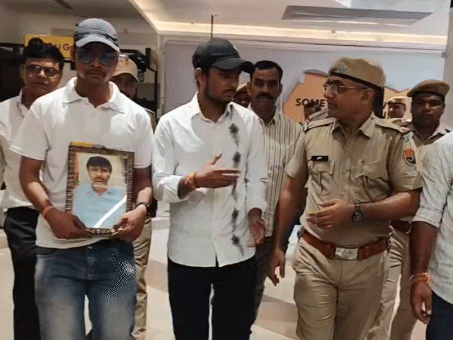 कन्हैयालाल यांचे पुत्र यश आणि तरुण हे देखील चित्रपट पाहण्यासाठी आले होते. यावेळी सुरक्षा व्यवस्था कडक करण्यात आली होती.