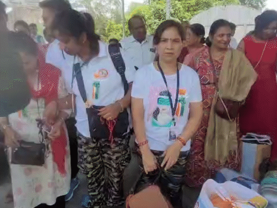 बैतूल सांस्कृतिक सेवा समिति की बहनें बार्डर पर राखी बांधने के लिए रवाना हुईं।