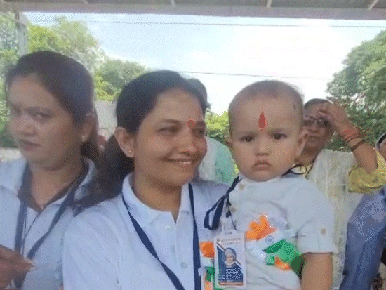 बार्डर पर जवानों को राखी बांधने के लिए 1 साल की तनय भी ग्रुप के साथ गई है।